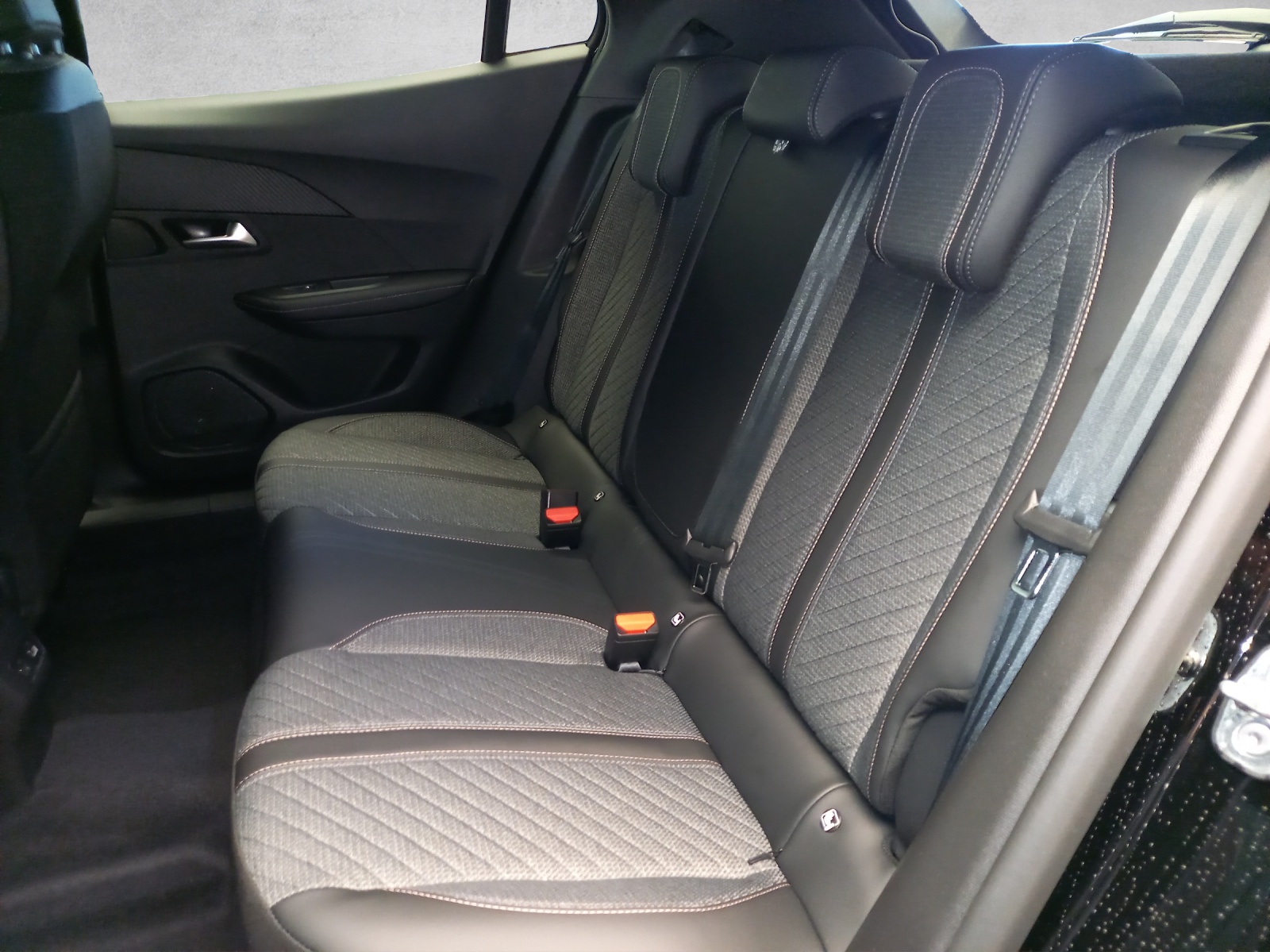 Peugeot 2008 1.2 Hybrid Allure Premium