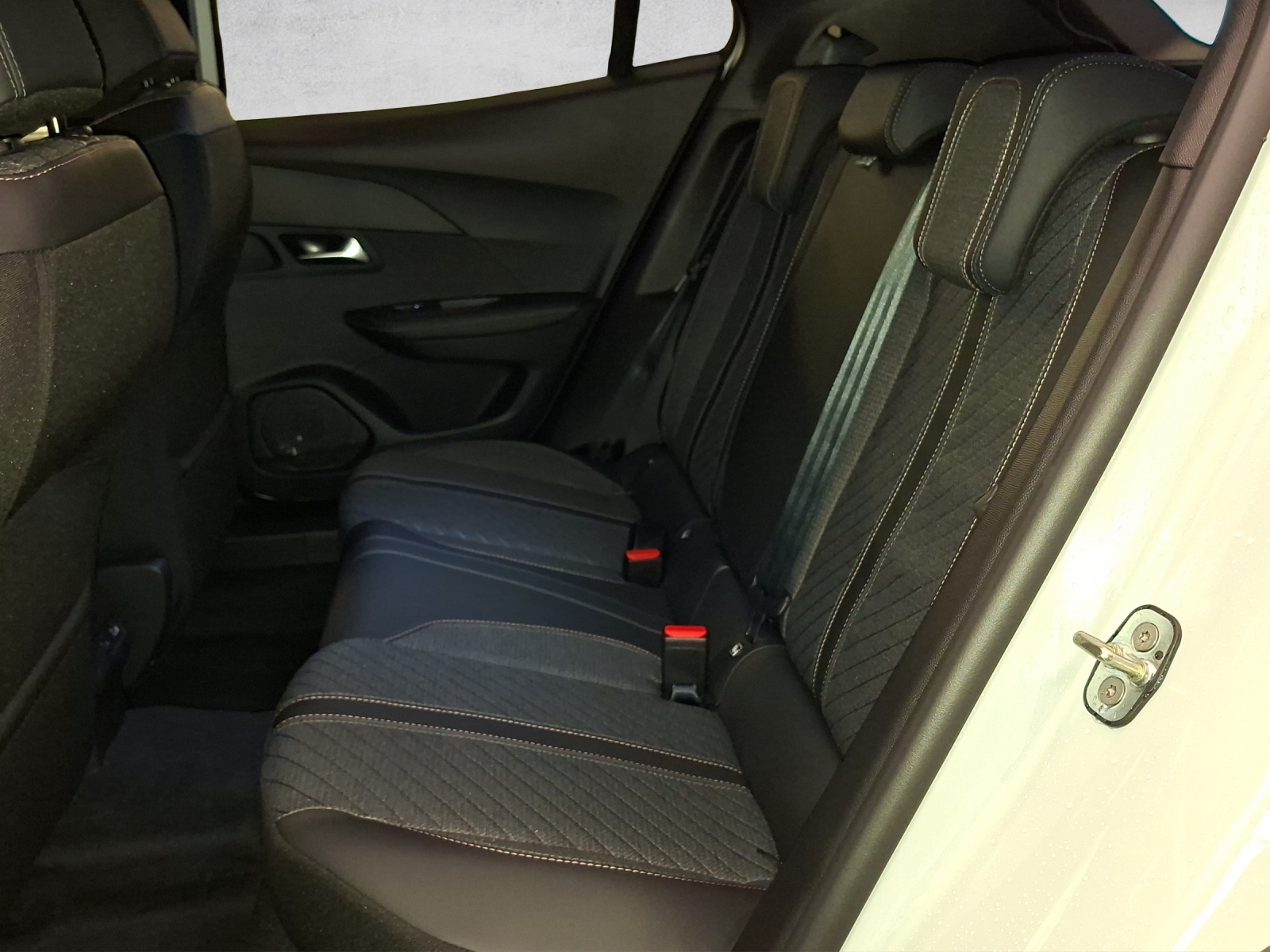 Peugeot 2008 1.2 Hybrid Allure Premium