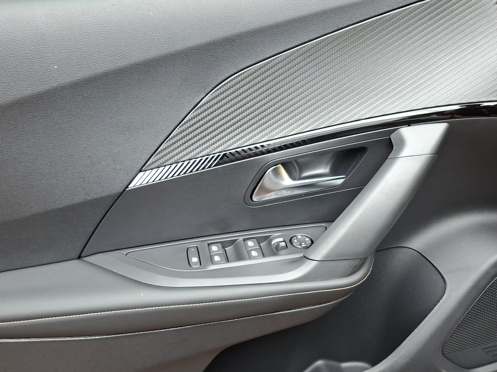 Peugeot 2008 1.2 Hybrid 145 Allure Premium