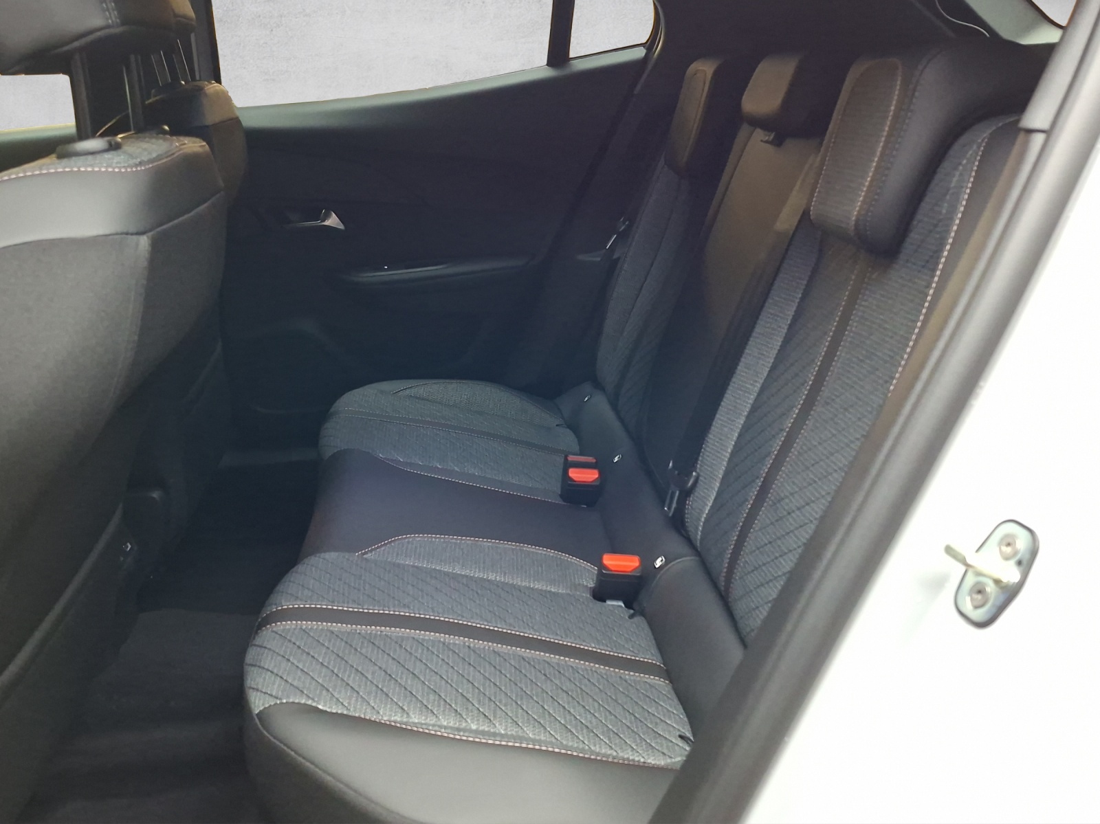 Peugeot 2008 1.2 Hybrid 145 Allure Premium