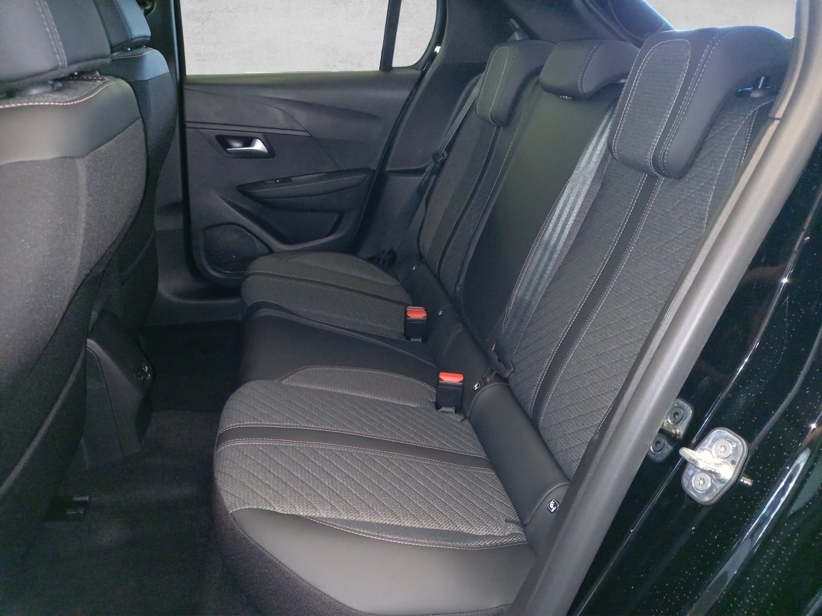 Peugeot 208 1.2 Hybrid Allure Premium 110PS