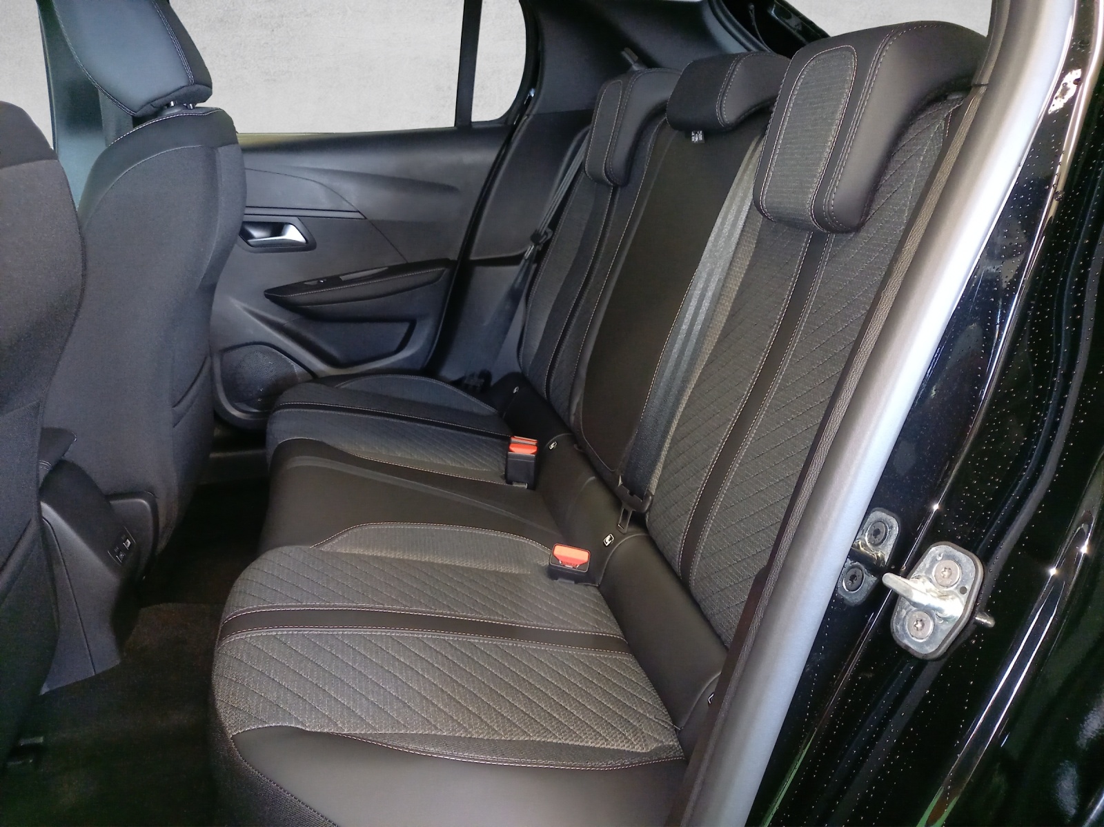 Peugeot 208 1.2 Hybrid Allure Premium